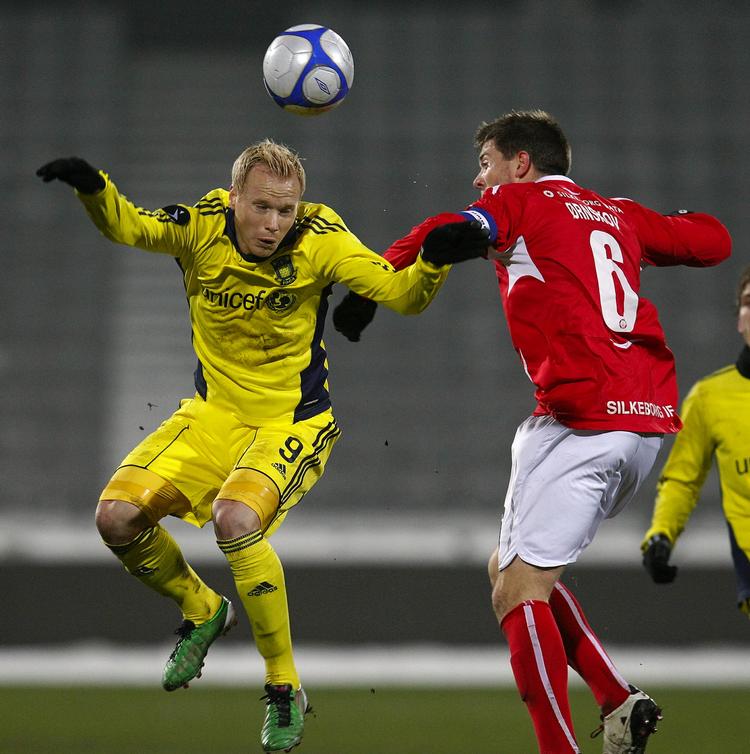 2-2. Alexander Farnerud og Silkeborgs Martin Ørnskov i nærkamp i Århus. 