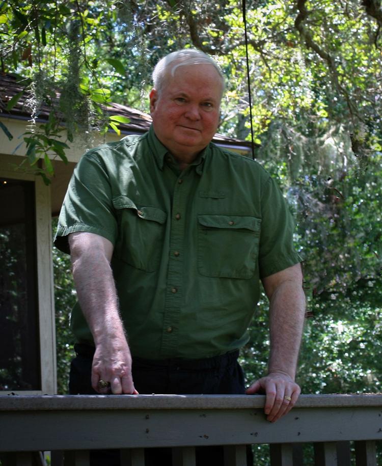 Sentimental. Skulle man sammenligne Pat Conroy med noget, kunne det være en forfatter som John Irving, der også svælger i tragedie, tab og melankoli i sine romaner. 