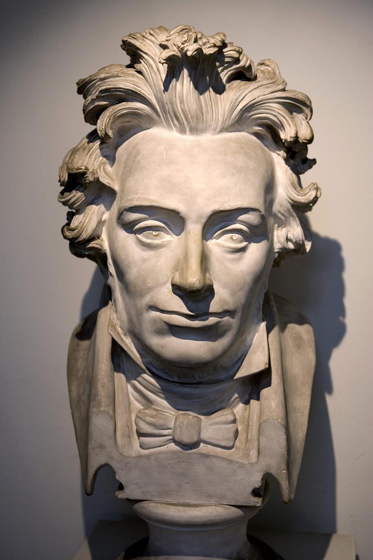 Dramatik. Søren Kierkegaard havde sandt nok mere på sinde end teatret, selv om han elskede teatrets natur: at spille spillet. 