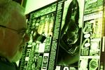 Stødende? Ekstra Bladet har haft en side 9-pige i over 35 år. Men nu møder hun modstand fra Apple, der ikke vil have hende på sin digitale platform iPad. 