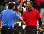 Tillykke. Woods lykønsker Graeme McDowell med sejren. 