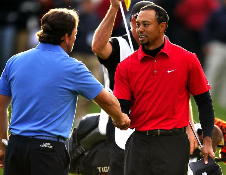 Tillykke. Woods lykønsker Graeme McDowell med sejren. 
