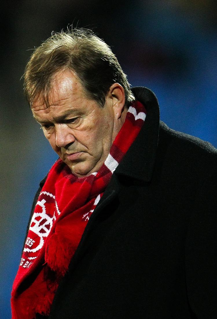 presset. AaB-bossen Lynge Jacobsen skal sælge, før han kan købe. 