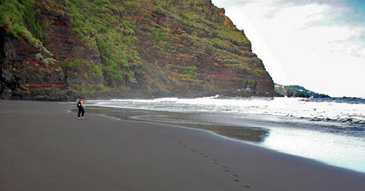 ØDE. Der findes stadig strande på Tenerife og på provinsens små øer, som du får helt for dig selv. Her Playa Nogales på La Palma. 