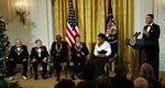 Hyldest. Fra venstre er det countrysangeren Merle Haggard, komponisten Jerry Herman, koreografen Bill T. Jones, samt Paul McCartney og Oprah Winfrey, der her modtager den amerikanske præsidents hyldest. 