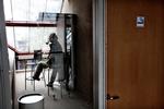 Efter at rygning har fået det røde kort på mange arbejdspladser, kan man mærke naboens røg meget mere tydeligt. Det bemærker man i Kræftens Bekæmpelses rådgivning, hvor der hver uge er flere spørgsmål om naborøg. Arkiv 