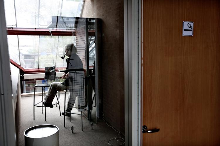 Efter at rygning har fået det røde kort på mange arbejdspladser, kan man mærke naboens røg meget mere tydeligt. Det bemærker man i Kræftens Bekæmpelses rådgivning, hvor der hver uge er flere spørgsmål om naborøg. Arkiv 