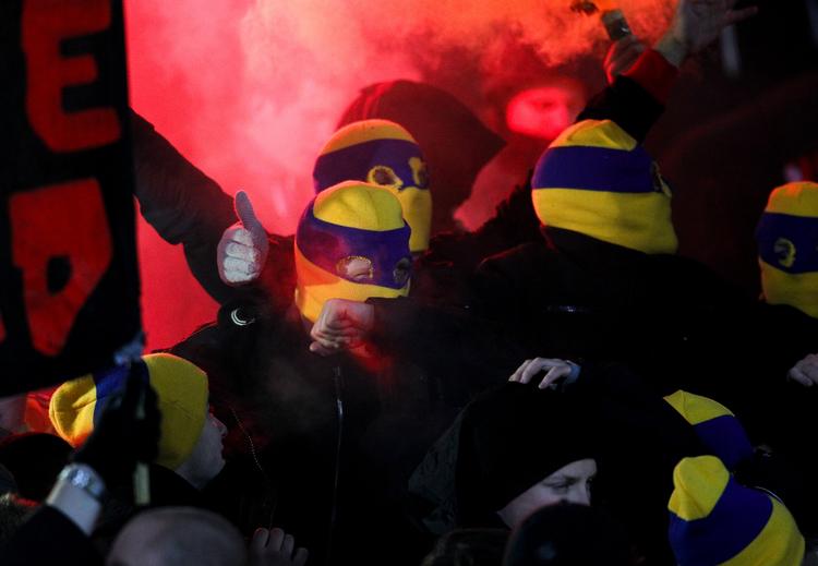 maskeklædte. Brøndby-tilhængere, der ikke ønskede at blive genkendt, fik også fyrværkeri med ind på Stadion i Århus søndag eftermiddag. 