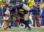 effektivt. Green Bay Packers' Andrew Quarless (øverst) hindrer San Francisco 49ers  Dashon Goldson (38) i at komme frem til bolden, mens Donald Driver (80) bliver midten i en sandwich. 