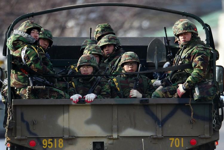 Kampklar. Sydkoreanske marinesoldater på Yeonpyeong-øen i dag, hvor Sydkorea har indledt omfattende øvelse. 