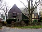 Filmhistorie. Naboerne til villaen på Staten Island håber ikke, at de nye ejere vil rive det berømte hus ned. 