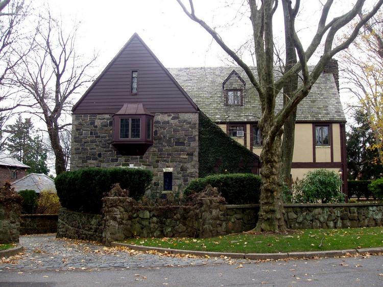 Filmhistorie. Naboerne til villaen på Staten Island håber ikke, at de nye ejere vil rive det berømte hus ned. 