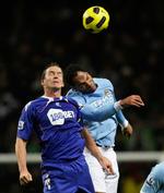 mandfolk?. Kevin Davies (tv) i kamp mod Manchester Citys Joleon Lescott, som Bolton-anføreren umiddelbart ikke beskyldte for dårlig opførsel. Men Joleon Lescott er også englænder - og rejser sig op efter en hård tackling. 