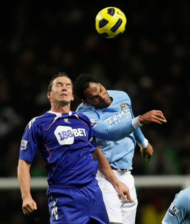 mandfolk?. Kevin Davies (tv) i kamp mod Manchester Citys Joleon Lescott, som Bolton-anføreren umiddelbart ikke beskyldte for dårlig opførsel. Men Joleon Lescott er også englænder - og rejser sig op efter en hård tackling. 