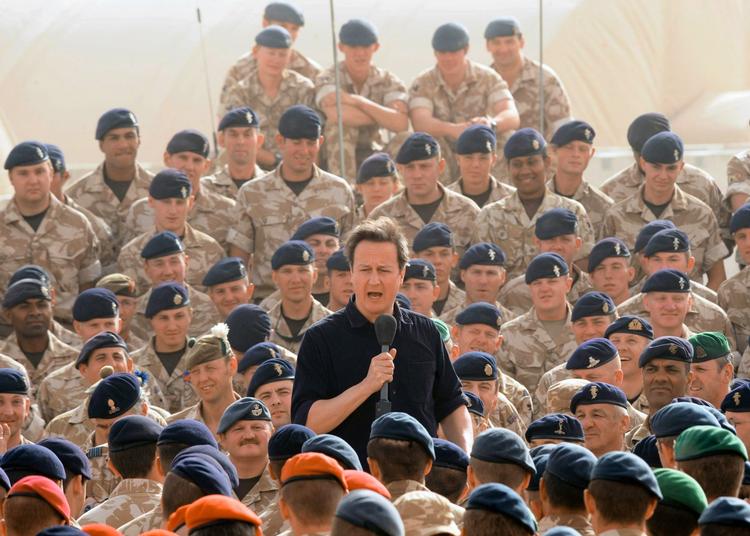 Peptalk. David Cameron har tidligere besøgt de britiske soldater i Afghanistan. Billedet er fra 11. juni. I går ankom premierministeren så igen. 