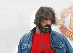 Eric Cantona spiller lidt bold ved indvielsen af Manchester Uniteds fodboldskole i Disneyland Paris i 2004. Arkivfoto. 