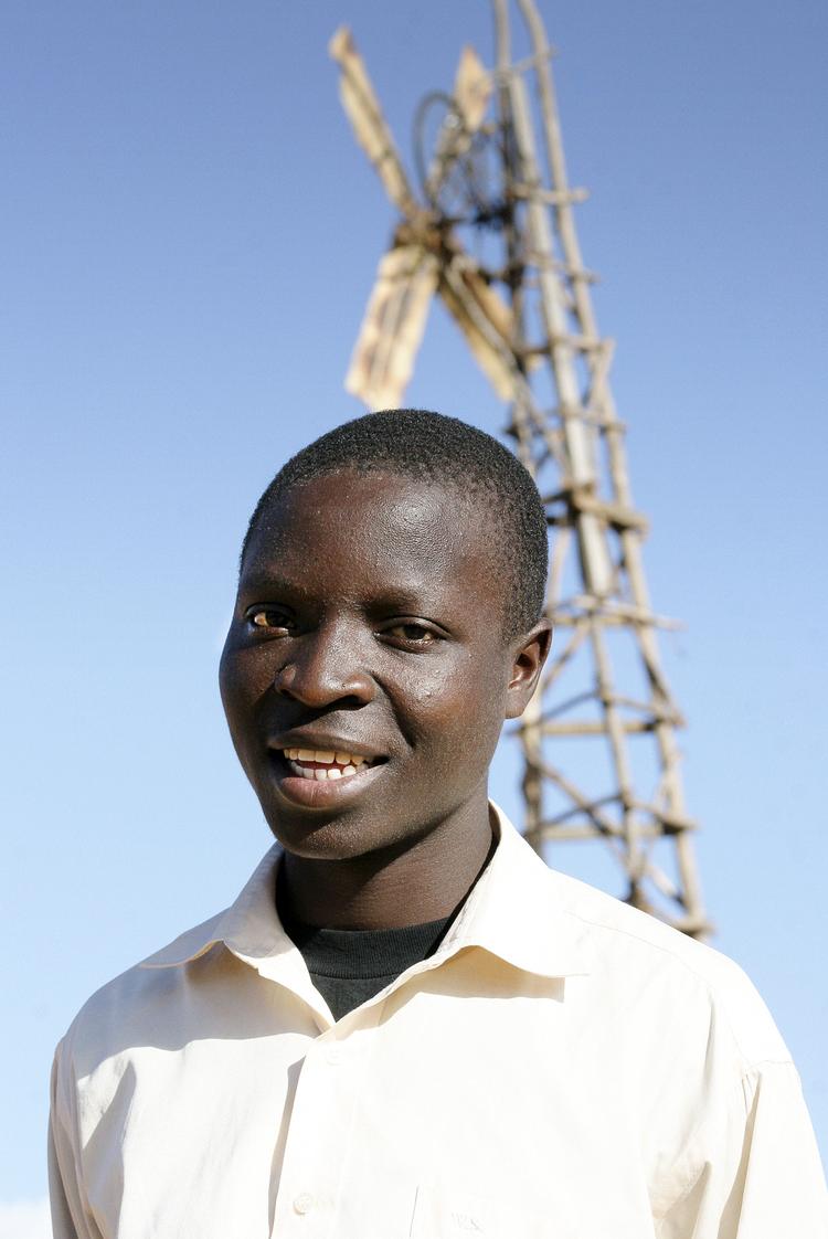 ENERGI. William Kamkwamba foran den vindmølle, han satte al sin vilje og opfindsomhed ind på at få bygget. 