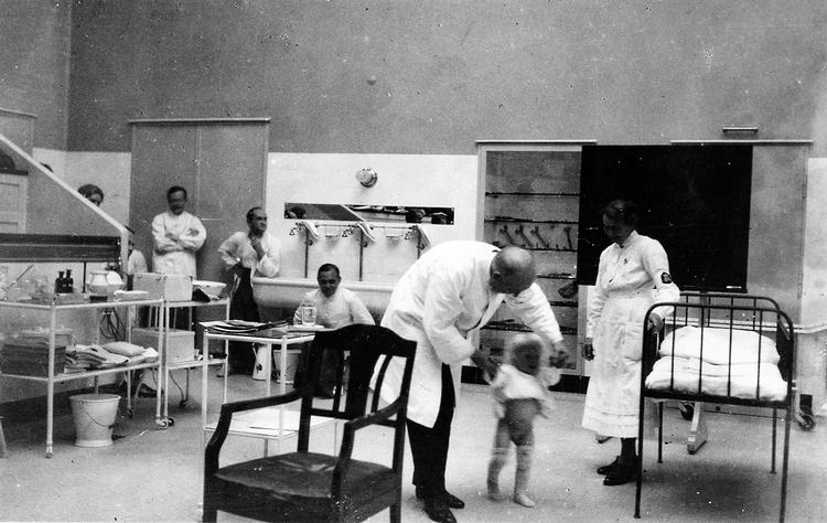 OPPEGÅENDE. En mere munter arbejdssituation fra Rigshospitalet, Kirurgisk Afdeling D ca. 1930. 