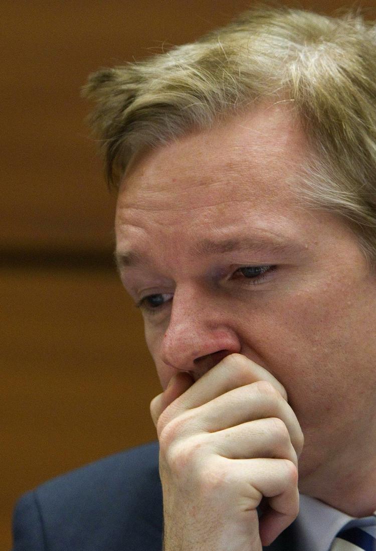 Anholdt. Julian Assange er blevet anholdt af britisk politi. Senere i dag bliver han fremstillet i retten, som skal tage stilling til, om han skal udleveres til Sverige. 