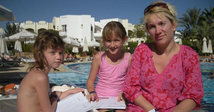 Anne Dorthe og Dennis Ravn er på ferie i Sharm el-Sheikh lige nu - men holder sig til hotellets pool. På billedet fra venstre: Marie, Amalie og Anne Dorthe Rafn. 