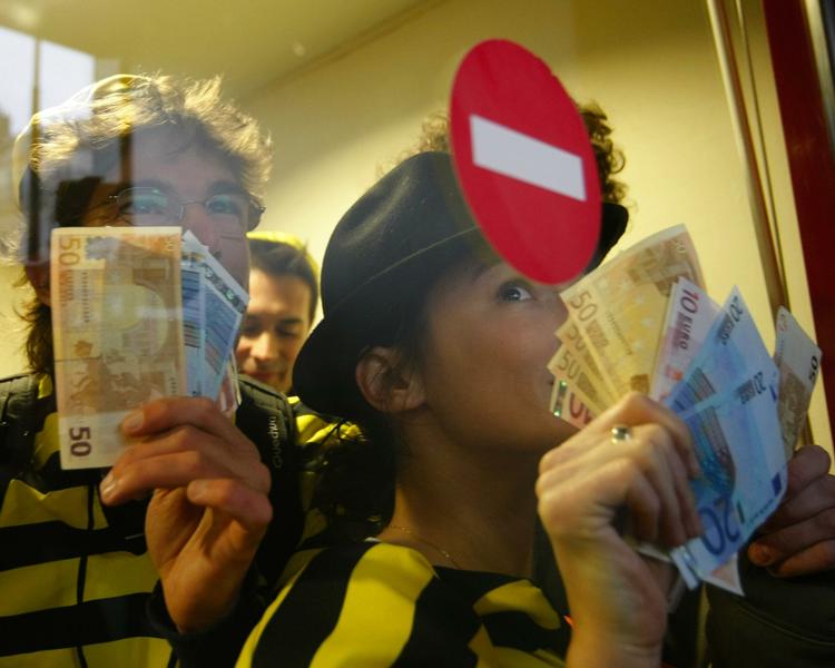 Kontant. Unge franskmænd har fulgt Eric Cantonas råd og hævet deres penge i en pariserbank. 