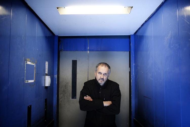 Rummelig. »Min  baggrund betyder, at jeg godt kan forstå mange former for menneskelig opførsel og skæve individers reaktioner«, siger Jussi Adler-Olsen. 