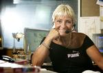 Godmorgen. »Og på  skinnerne kører det bare«,  lyder en af Jette Beckmanns faste vendinger i trafikradioen om morgenen. 