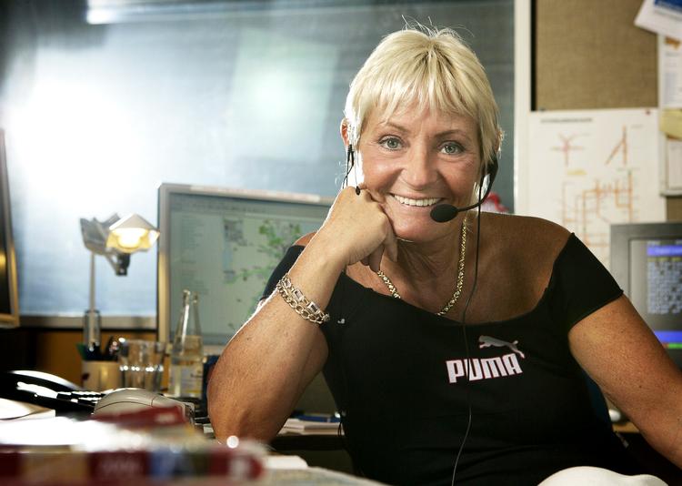 Godmorgen. »Og på  skinnerne kører det bare«,  lyder en af Jette Beckmanns faste vendinger i trafikradioen om morgenen. 