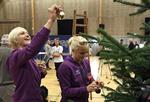 pynt. Rikke Skov og Trine Troelsen gør juletræet klar til EM-starten i Aalborg. Danskerne skal i dag tage første skridt mod succes ved slutrunden. 