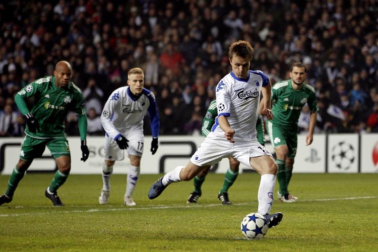 rutineret. Jesper Grønkjær scorer på det straffespark, han selv fik fremprovokeret med et rush ind i feltet. 