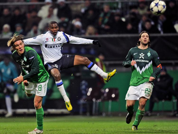 bank. Inter's Samuel Eto'o fyrer mod mål i kampen mod Werder Bremen, der slog italienerne klart. 