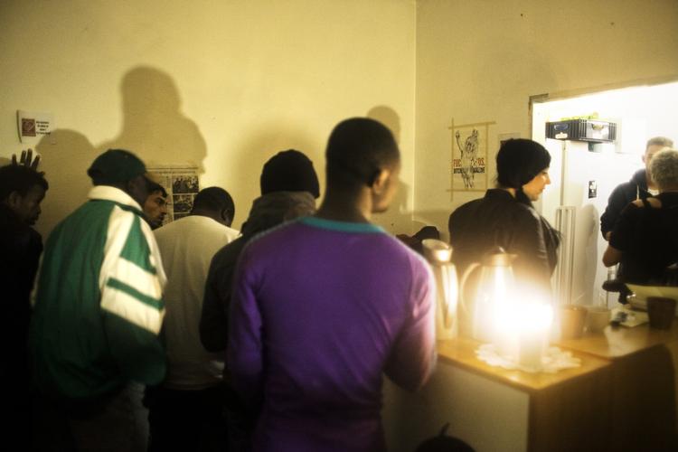 Kø. Udenlandske hjemløse har i den kolde vinter søgt ly i En Varm Seng. 