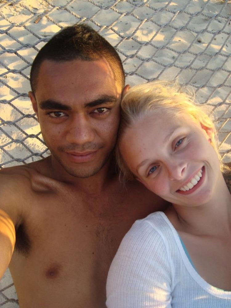 GRÆNSELØST. Lægestuderende Lin Christiansen og hendes kæreste Dalton fra Fiji kan ikke få lov at bo sammen i Danmark, fordi de ikke kan samle de 120 point, det kræver i forhold til det nye pointsystem. I morgen demonstreret de sammen med flere tusinde andre mod regeringens udlændingeaftale. 