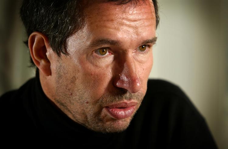 Ældre. Der ingen 'unge stemmer til venstre', der kan sætte forløsende ord på Afghanistan. Dét klarer Carsten Jensen, 58 år, igen. Som han gjorde det tilbage i 1980’erne, skriver Per Michael Jespersen. 