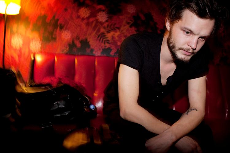 The Tallest Man On Earth har oplevet en langsom succes efter opskriften mand &amp; guitar. For nylig spillede han en udsolgt koncert i Vega. Til sommer kan han opleves på Roskilde Festival. 