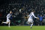 fck'er. Oscar Wendt (t.v.) prøver at fange Martin Vingaard efetr den første scoring mod Panathinaikos. 