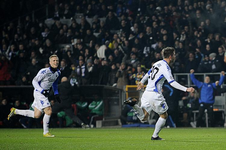 fck'er. Oscar Wendt (t.v.) prøver at fange Martin Vingaard efetr den første scoring mod Panathinaikos. 