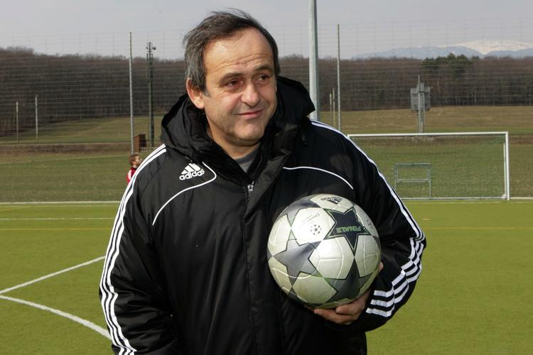 hård. Platini kalder Nicolas Anelka og de andre udelukkede landsholdsspillere for idioter. 
