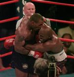 haps. Mike Tyson (t.v.) satte tænderne i Holyfields øre i Las Vegas i 1997 og blev erklæret som taber efter 3. runde. 