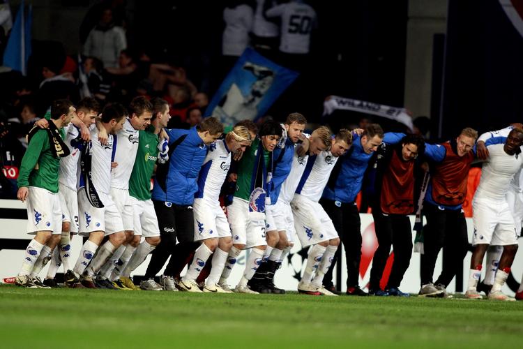 fest. FCK'erne i sejrsdans, da dommerens fløjte havde lydt for sidste gang. 