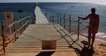 LUKKET. Mens strandene lige nu er lukkede i Sharm el-Sheikh, arbejder eksperter lige nu på at løse problemet med hajangrebene. 