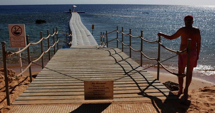 LUKKET. Mens strandene lige nu er lukkede i Sharm el-Sheikh, arbejder eksperter lige nu på at løse problemet med hajangrebene. 