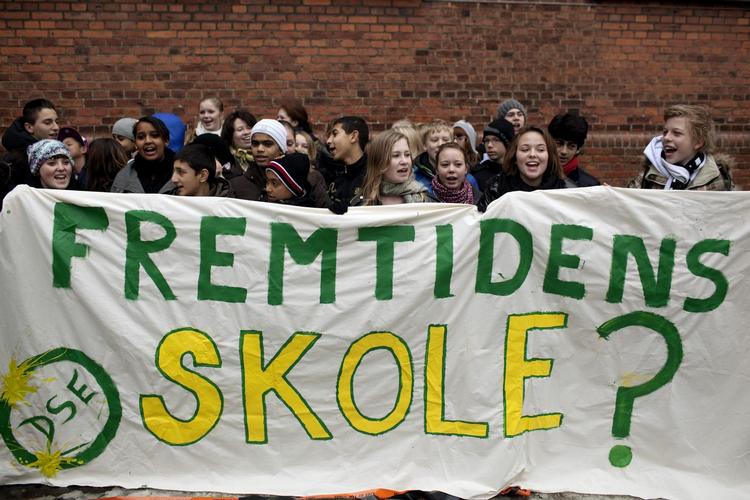 DEMONSTRATION. Eleverne fra Amager Fælledvejs Skole protesterer mod de kæmpeklasser, regeringen vil tillade med en ny skolereform. 
