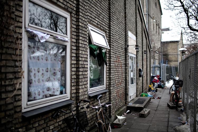 Lukket. Kl. tre i nat dukkede politiet op hos herberget En Varm Seng, der som det eneste i København huser udenlandske hjemløse. Her til formiddag sover brugerne natten og chokket ud, og der er ingen adgang for pressen. 