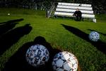 Det er slut med at spille afgørende seriekampe i lange efterårsskygger, hvis DBU som forventet vedtager at vende fodboldsæsonen. 
