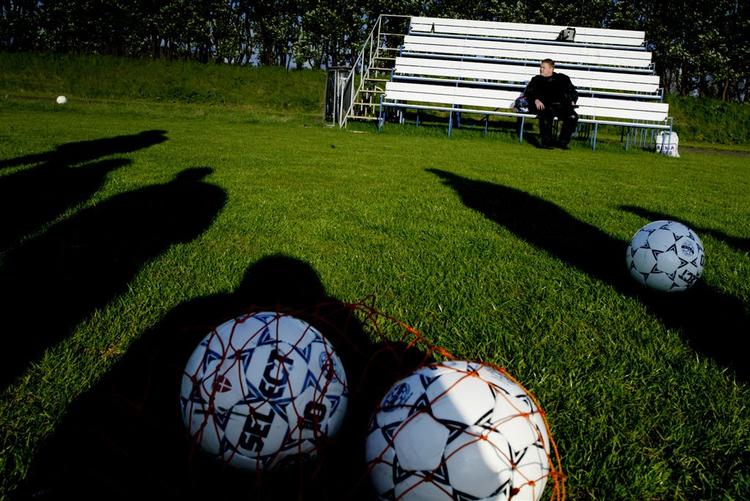 Det er slut med at spille afgørende seriekampe i lange efterårsskygger, hvis DBU som forventet vedtager at vende fodboldsæsonen. 