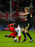 returopgør. Fra kampen i Holland ses Liverpools Christian Poulsen tackle Jacob Mulenga fra FC Utrecht. 