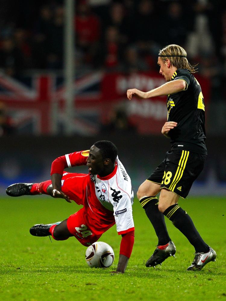 returopgør. Fra kampen i Holland ses Liverpools Christian Poulsen tackle Jacob Mulenga fra FC Utrecht. 