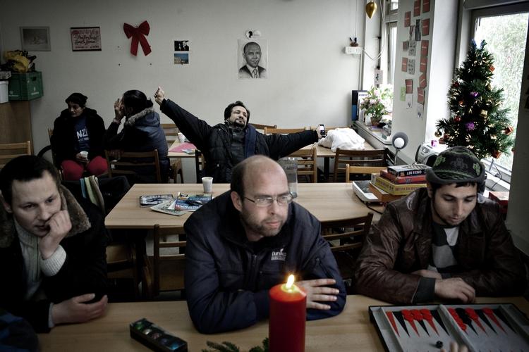 Hygge. Formiddag på herberget. Klokken 14 bliver alle smidt ud. 