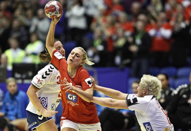 appel. Sendesignalet fra TV2 er mere udbredt end TV3+, men det er alligevel imponerende, at klart flere danskere fulgte med i håndbold frem for fodbold. 